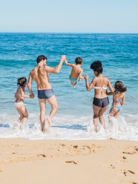 Offerte Sport - immagine cover con una famiglia che si diverte in spiaggia