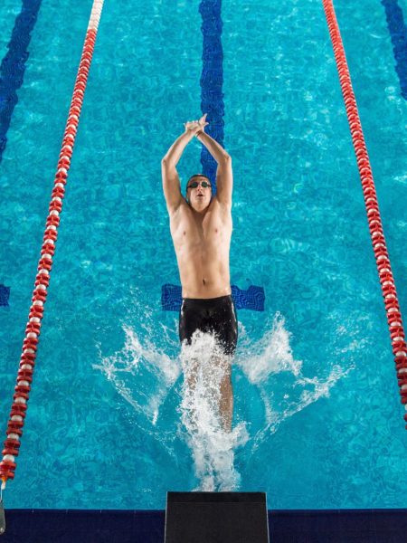 Offerte Sport - immagine cover con nuotatore in piscina